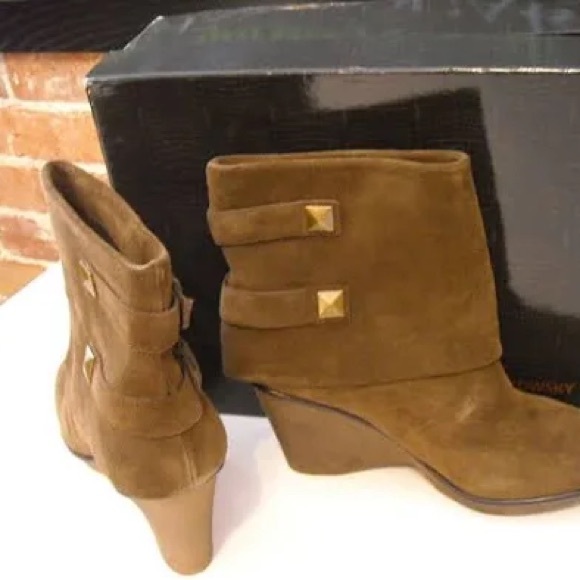 B.Makowsky Nayla Brown Suede Buckle Cuff Pull On Ankle Wedge Boots - Picture 2 of 2